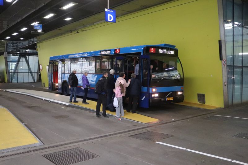 Rondrit met museumbussen door Arnhem